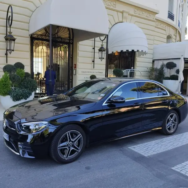 Transfert Nice aéroport Marseille 2 Nice airport Saint-Tropez transfer and Nice Airport Marseille Transfer limousine in front of the hotel